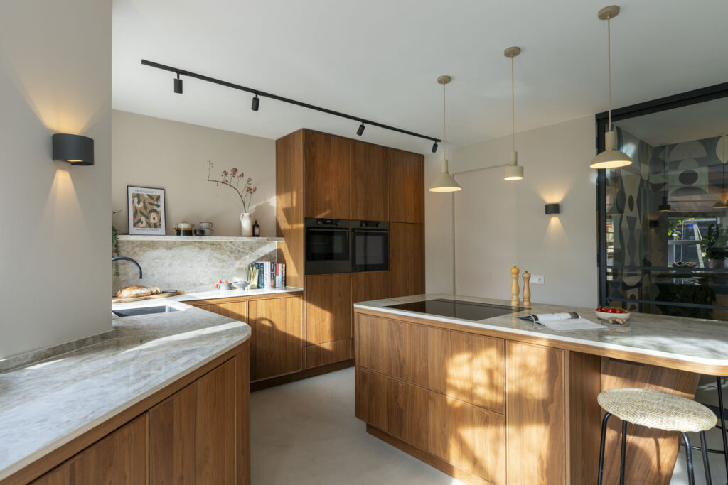 Stijlvolle keuken van TK Studio met eiland en Mereno Altare front in noten kleur