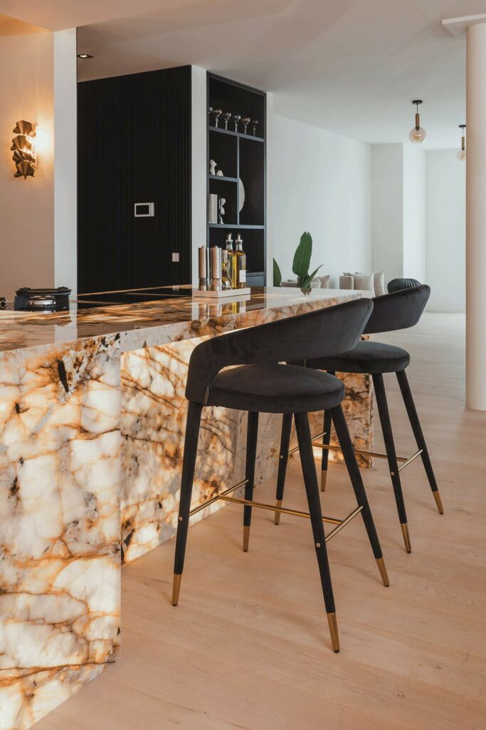 Tieleman Keuken met marmer eiland lichtdoorlatend. Met barkrukken