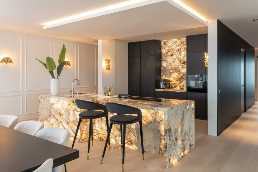 Mereno Monza met verlicht marmer