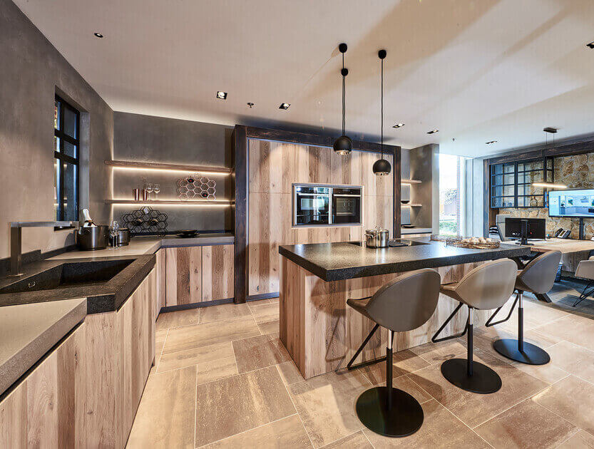 Landelijke showroomkeuken met kookeiland van Tieleman Keukens met Mereno Norfolk front