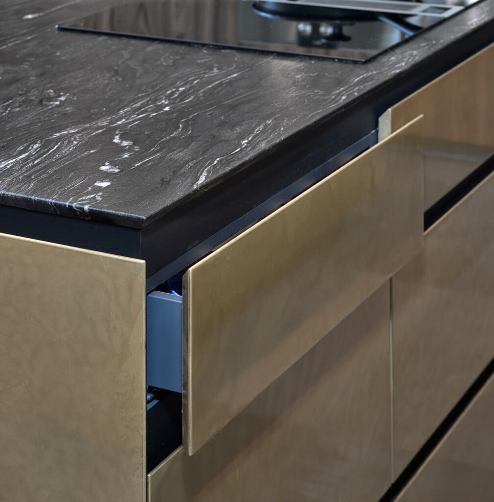 Detailfoto van Luxe keuken van Tieleman Keukens met Mereno Milano front in messing kleur