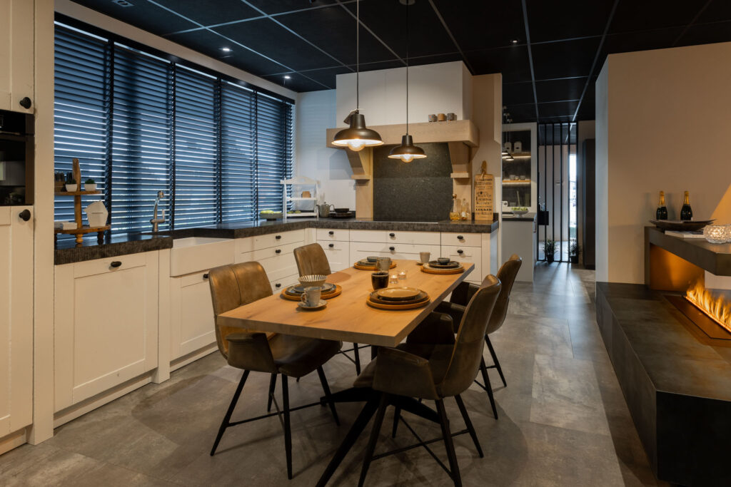 Showroom landelijke keuken Mennen Keukens + Interieurs wit gelakt met eettafel