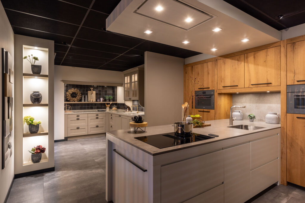 Showroom Mennen Keukens + Interieurs met moderne en landelijke keuken