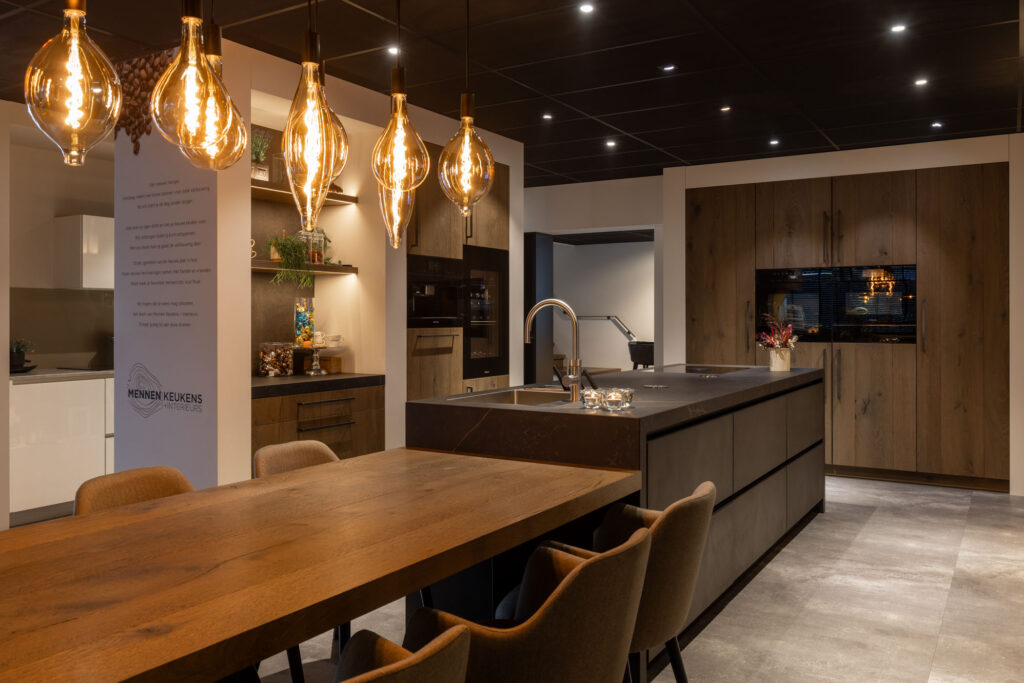 Showroomkeuken Sienna met groot eiland en eettafel Mennen Keukens + Interieurs