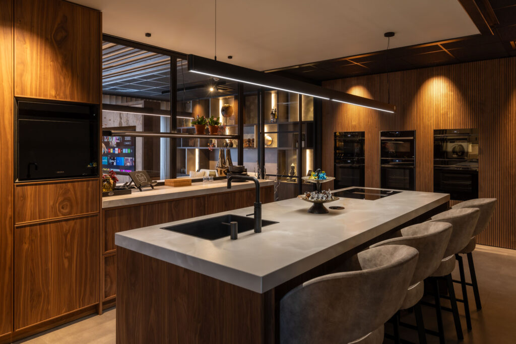 Showroom demokeuken Mennen Keukens + Interieurs Altare notenfineer Seregno