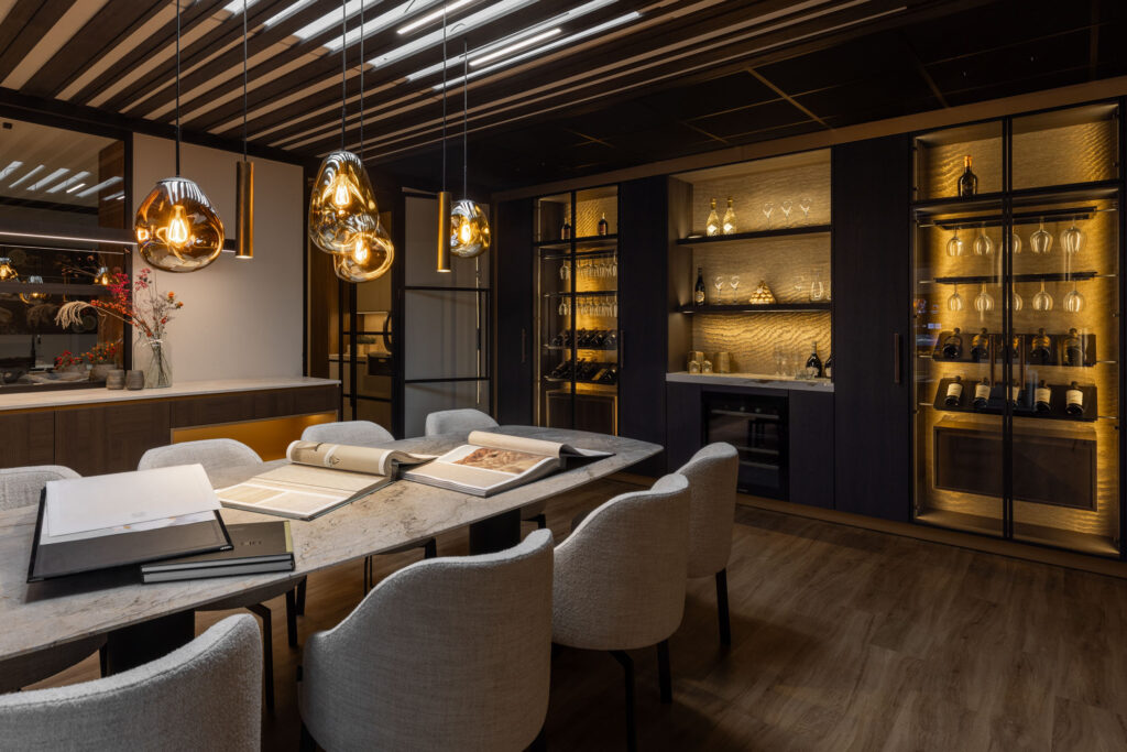 Showroom keuken met stalen en luxe kastenwand Mennen Keukens + Interieurs