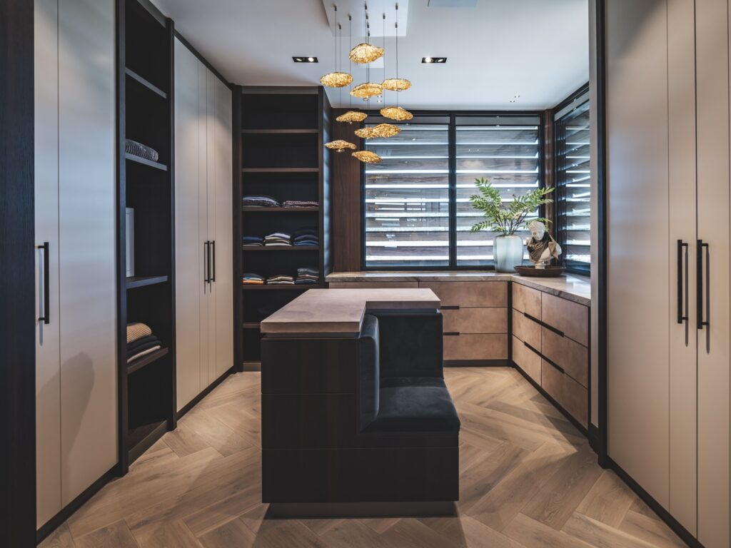 Garderobekast interieur bij Eric Kant met Mereno Milano front en Gerookt eiken kleur