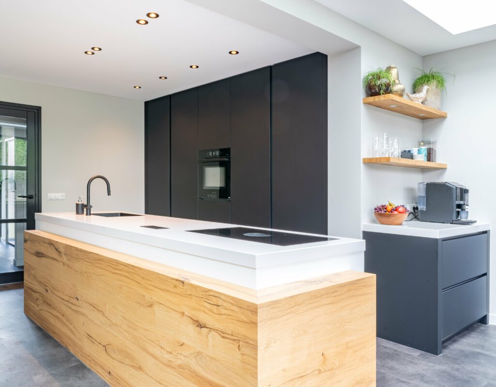 Matzwarte Mereno Fenix Monza keuken met wildfineer ombouw kookeiland