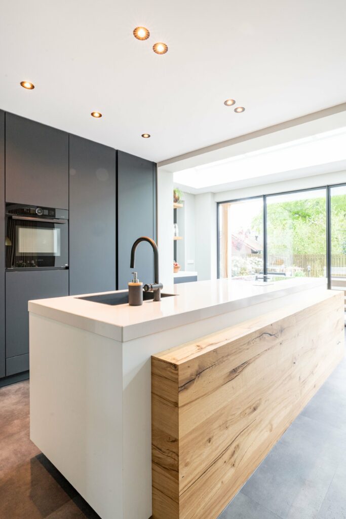 Tijdloze keuken van Mennen Keukens + Interieurs met Kookeiland en Fenix fronten in zwarte kleur