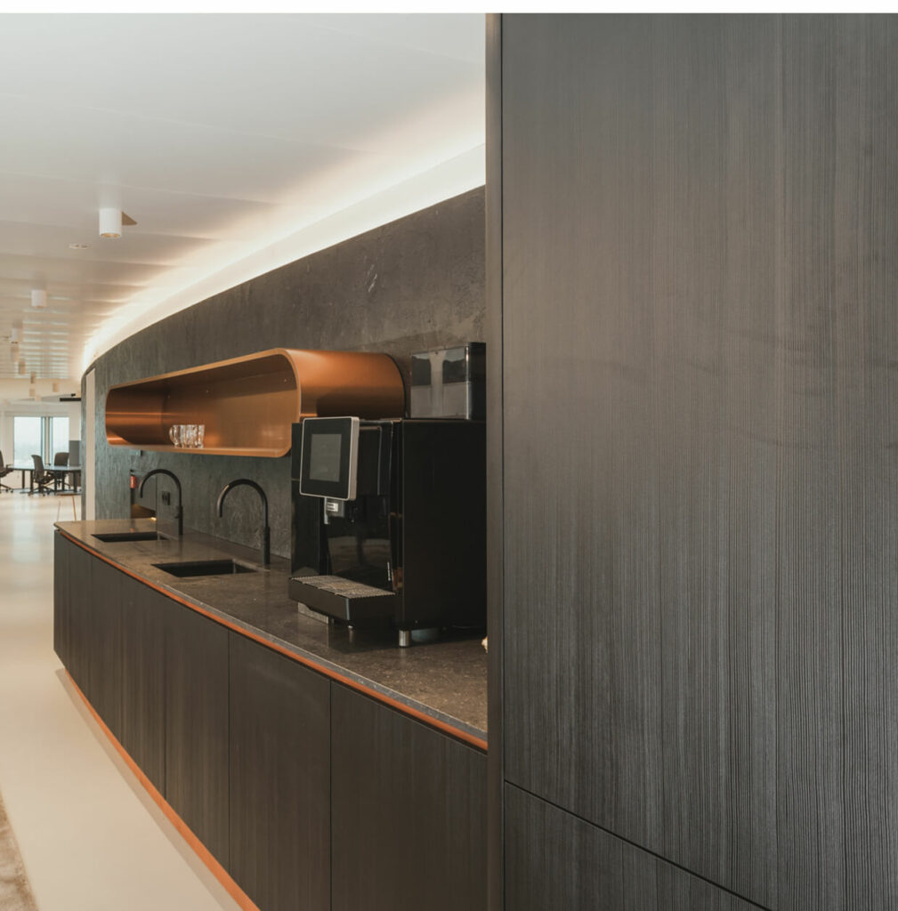 Ronde bedrijfskeuken van Tieleman Keukens met Mereno Houston front