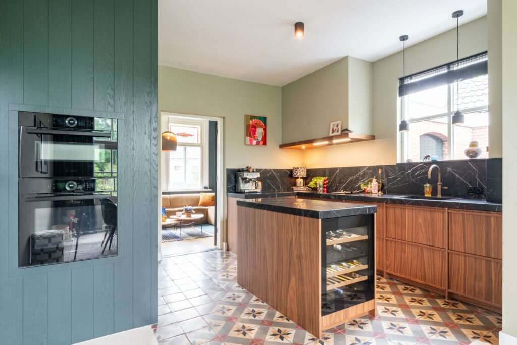 Mereno Salerno keuken met donkergroene kelderombouw