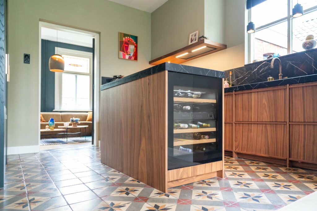 Moderne keuken van Mennen Keukens + Interieurs met wijnklimaatkast, Mereno Salerno front in noten kleur