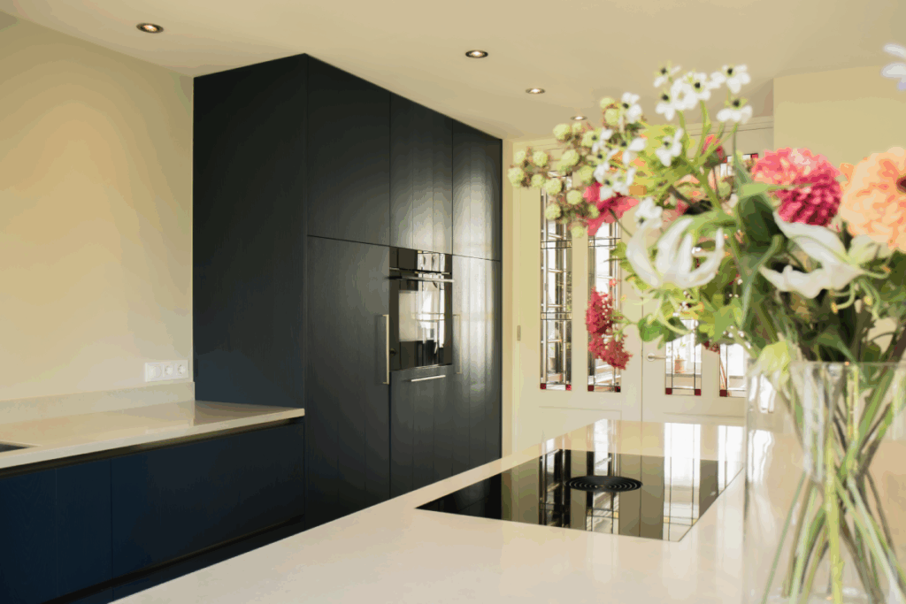 Stijlvolle keuken van Mennen Keukens + Interieurs met kookeiland, Mereno Manchester front in donkerblauw kleur