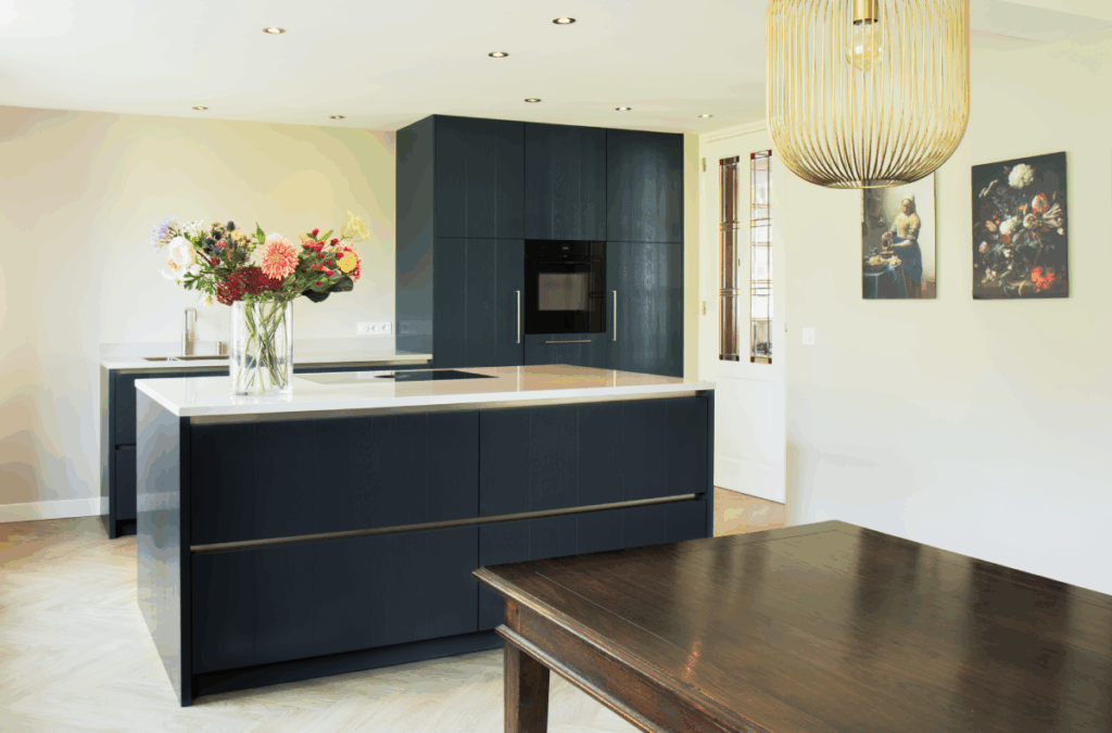 Klassieke Mereno Manchester keuken met donkerblauw fineer