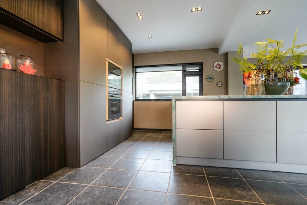 Moderne keuken van TK Studio met Mereno Milano Monza front in metallic kleur op eiland en kastenwand