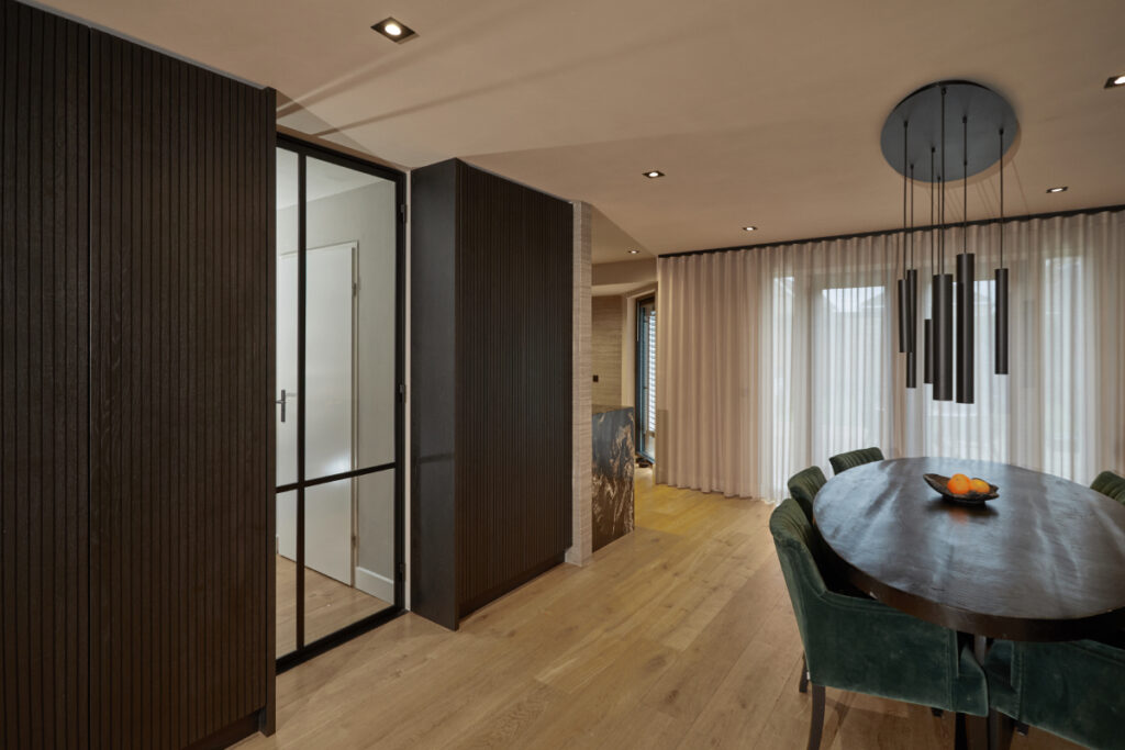 Hotel chique interieur van Tieleman Keukens met Mereno Seregno fronten in zwarte kleur