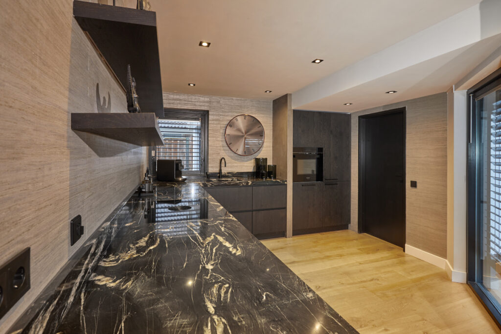 Hotel chique keuken van Tieleman Keukens met Mereno Milano fronten in zwarte kleur