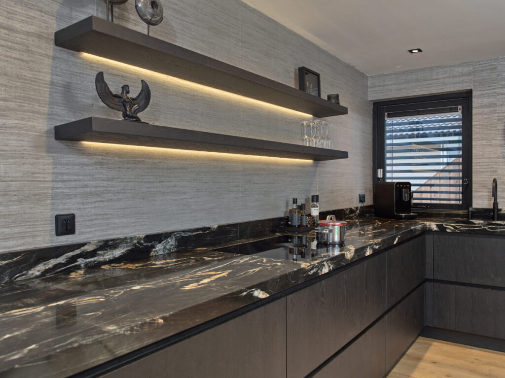 Hotel chique keuken van Tieleman Keukens met Mereno Milano Seregno front in zwarte kleur en legplanken