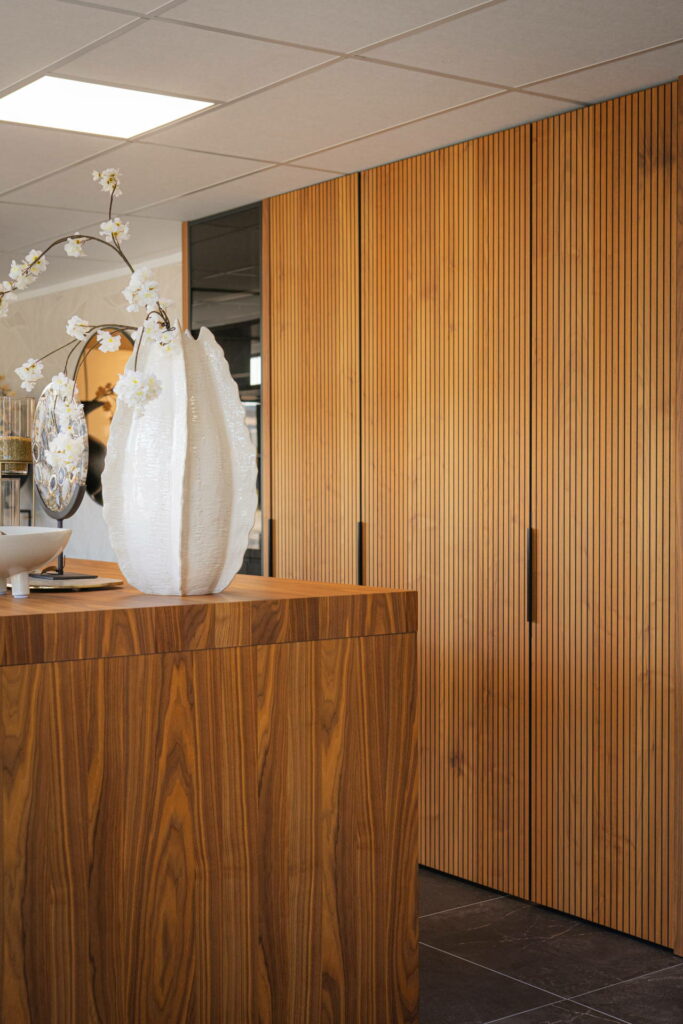 Stijlvolle showroomkeuken van Keukendesign Kampen met Kookeiland, Mereno Milano front in notenfineer