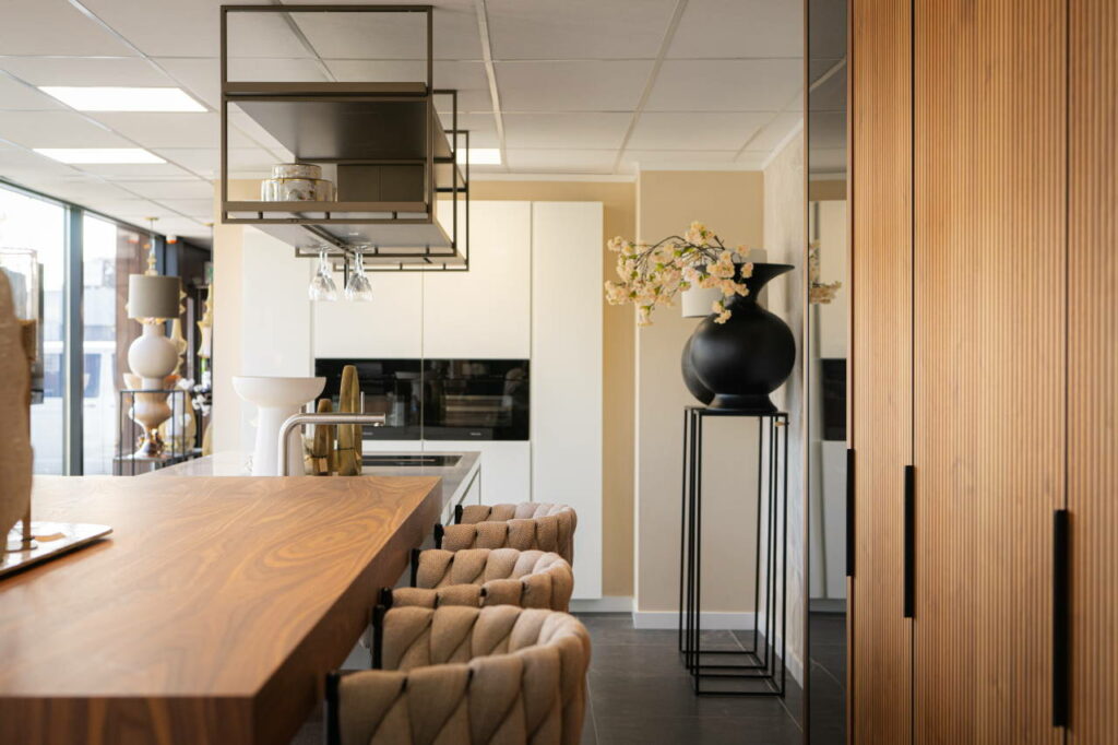 Showroomkeuken met Mereno Milano hoogglans en Mereno Seregno notenfineer