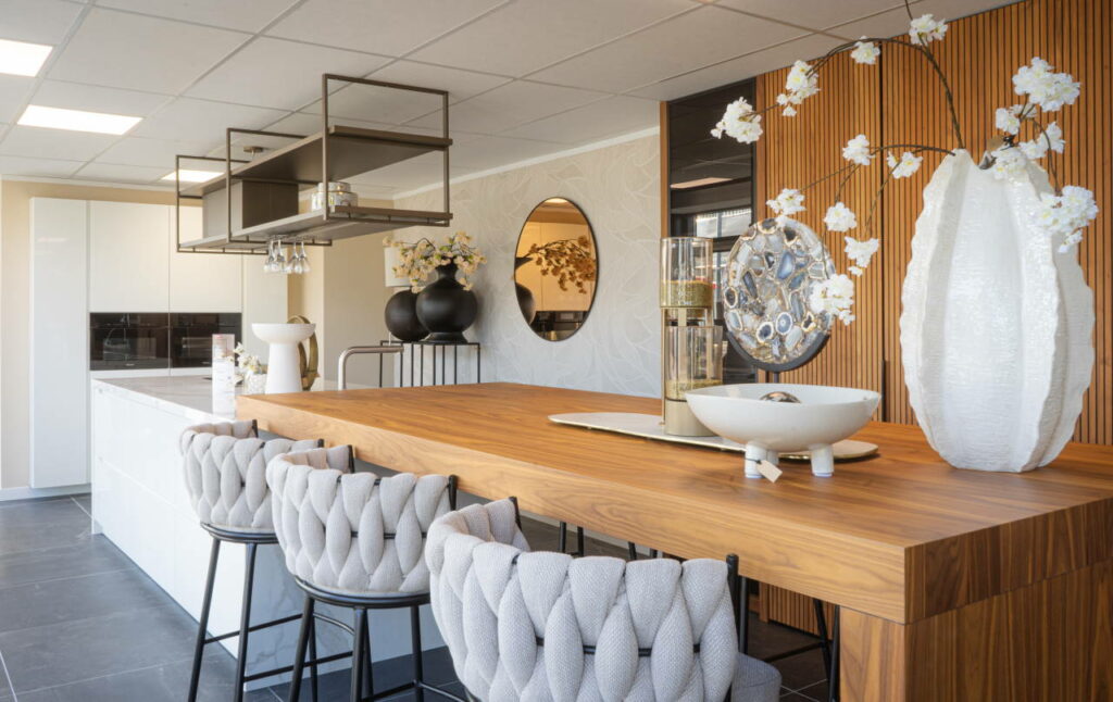 Moderne keuken groot eiland met Mereno Seregno front en Notenfineer kleur