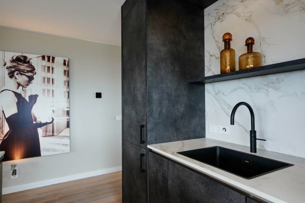 Moderne keuken van TK Studio met Mereno Monza front in donkere kleur hoge kast