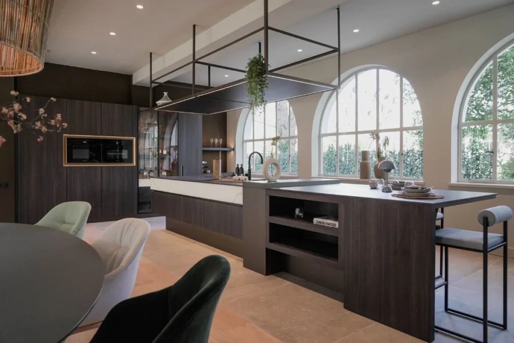 Mereno Monza keuken met eiland en eetgedeelte