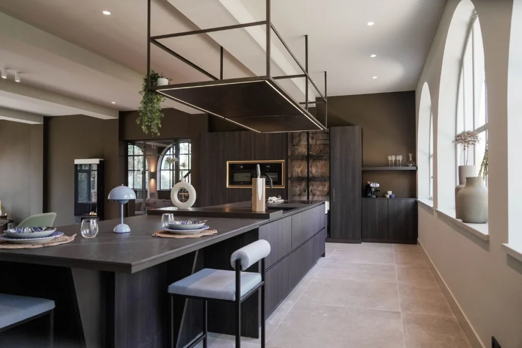 Moderne leefkeuken van TK Studio met Mereno Monza front met groot eiland