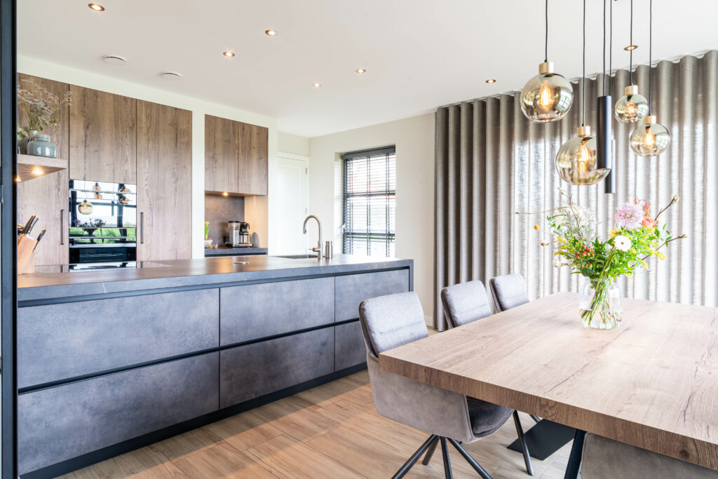 Moderne keuken van Mennen Keukens + Interieurs met Mereno Monza front in bruin en grijs kleur overzichtsfoto