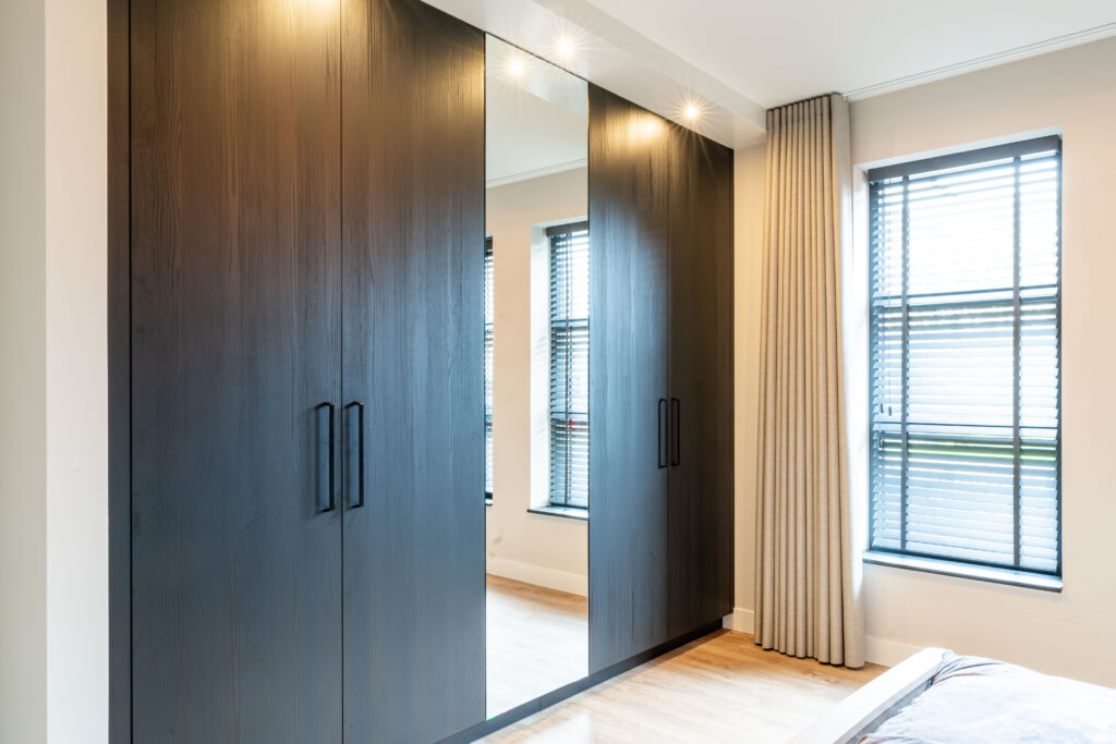 Maatwerk interieur van Mennen Keukens + Interieurs met slaapkamerkasten, Mereno Monza front in zwart kleur