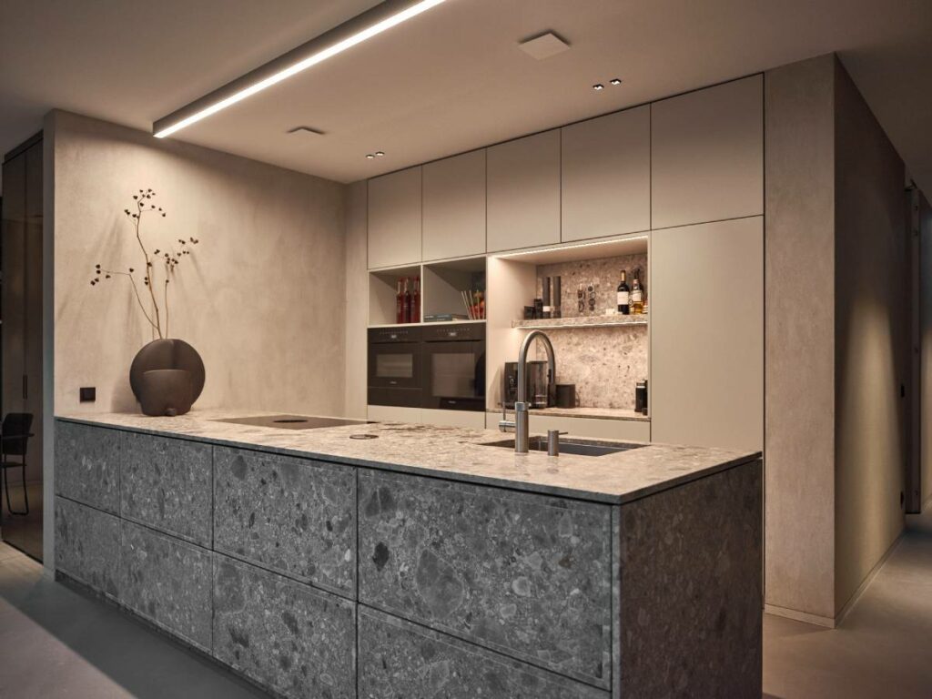 Natuurstenen leefkeuken met bijpassend interieur