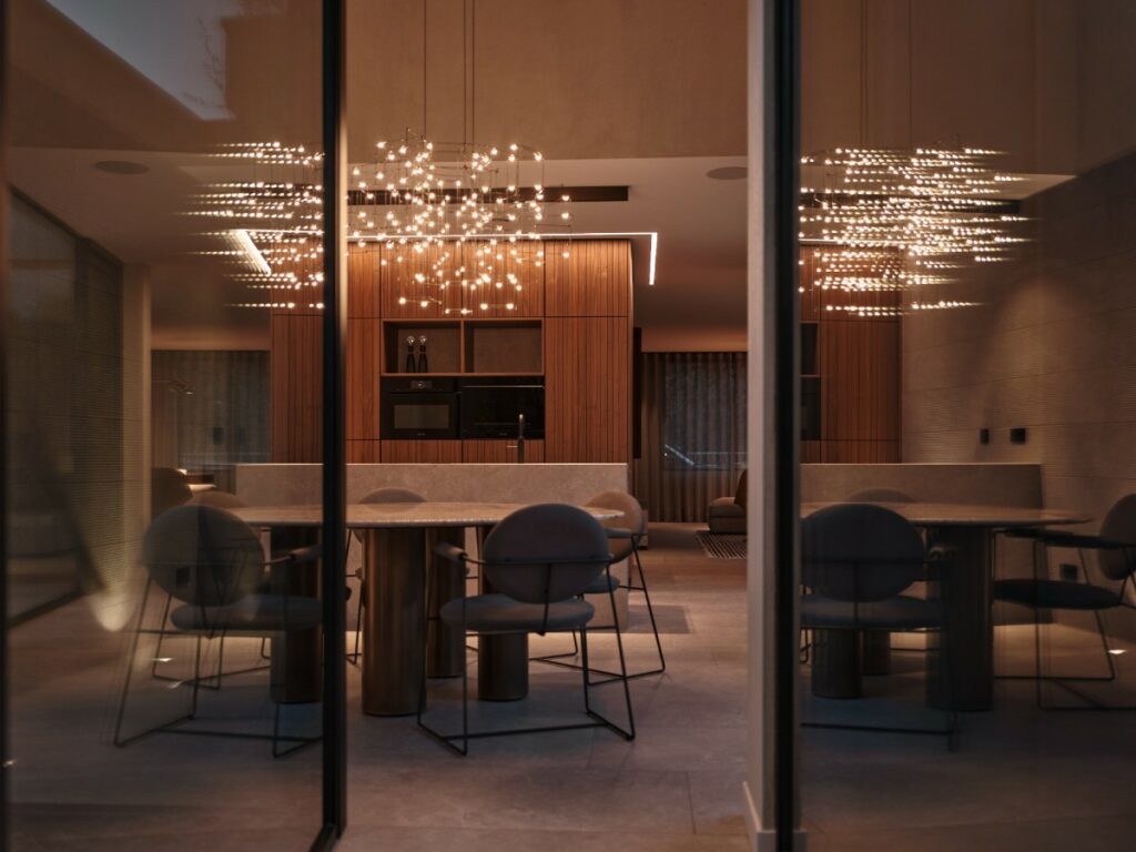 Gerenoveerde villa met warme tinten van notenhout