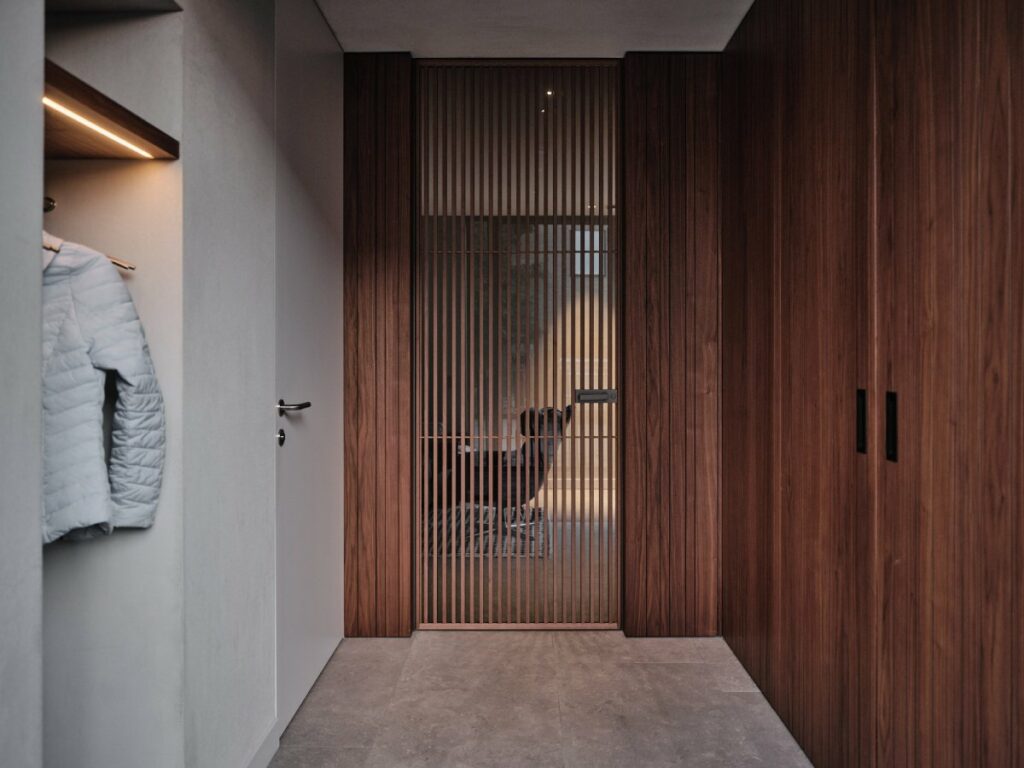 Hal interieur van Rob Zeelen met Mereno Seregno front in notenfineer kleur