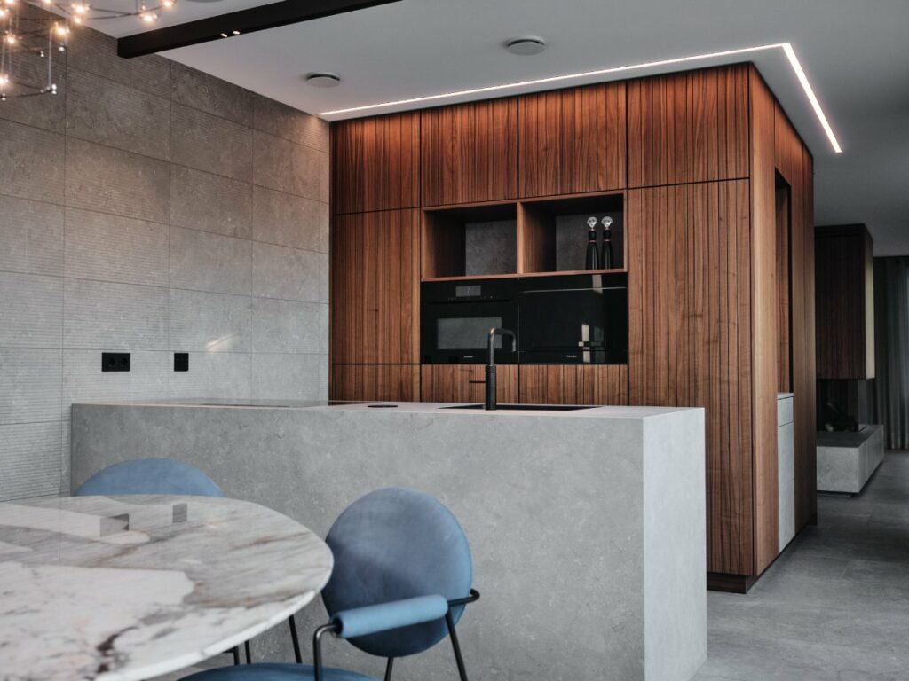 Keuken interieur van Rob Zeelen met Mereno Seregno front in notenfineer kleur en keramisch eiland