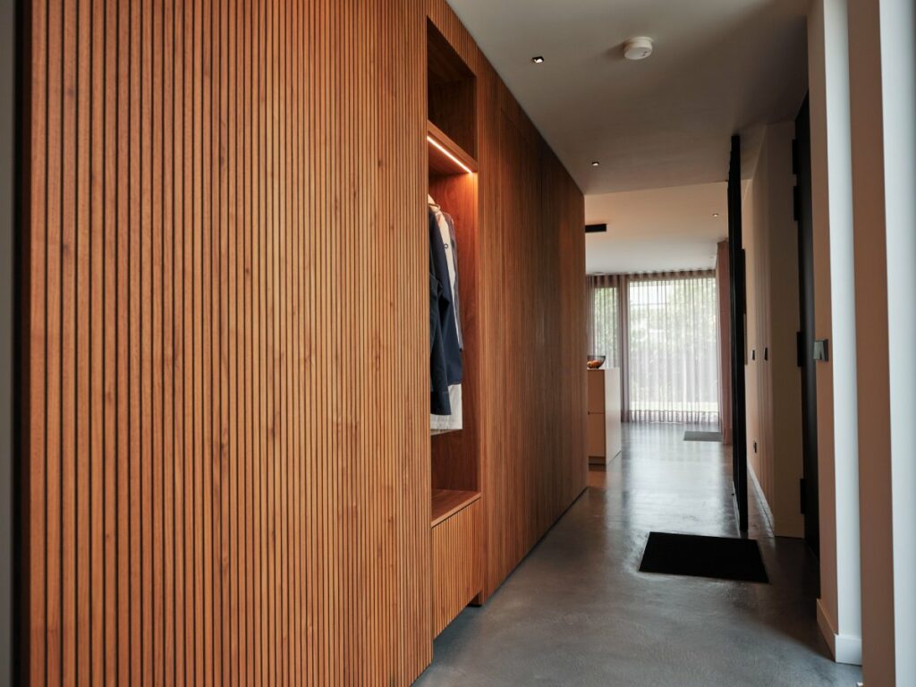 Hal interieur van Rob Zeelen met Mereno Seregno front in supermatte notenfineer kleur