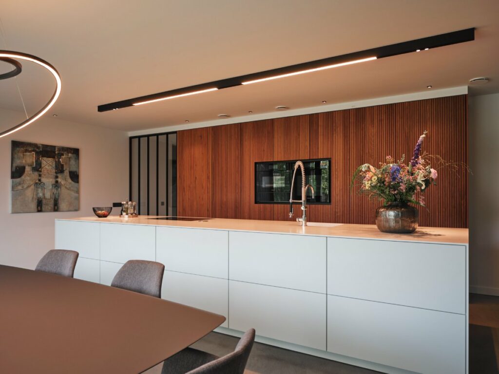 Totaalinterieur met notenfineer en veel maatwerkdetails