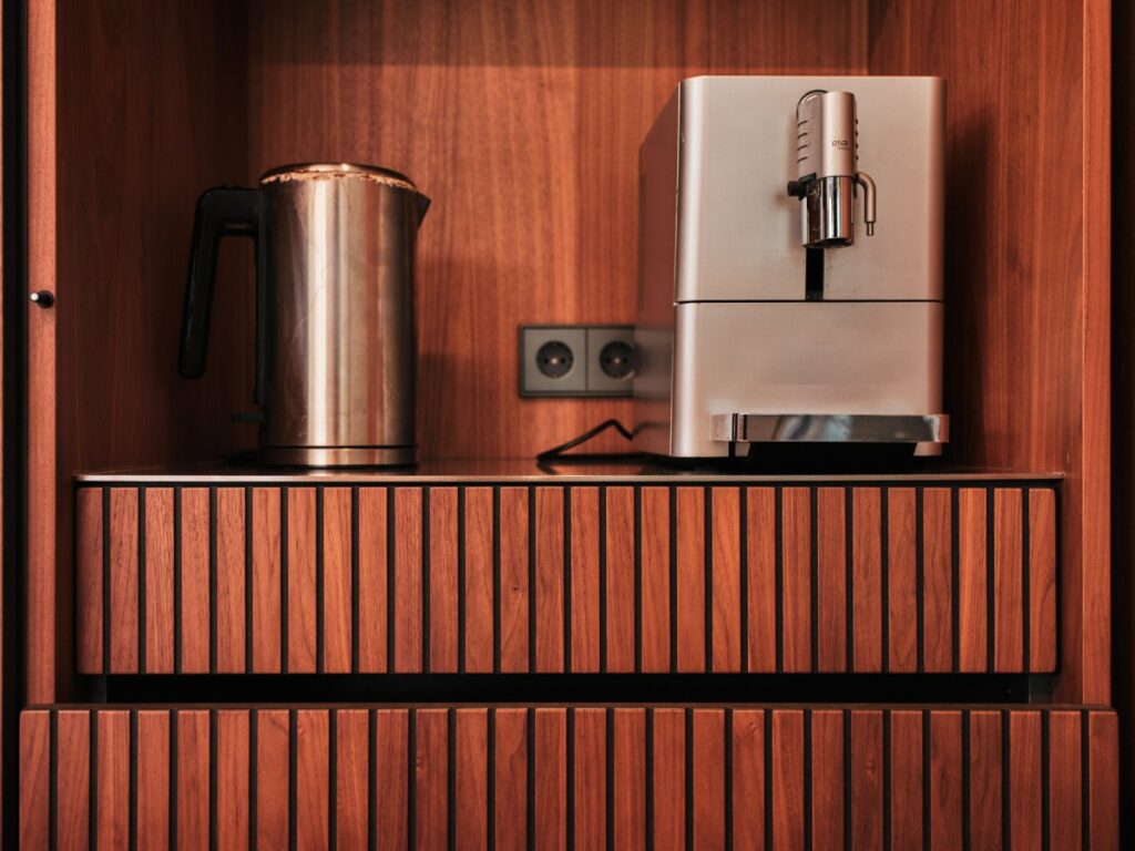 Keuken interieur van Rob Zeelen met koffienis in Mereno Seregno front in notenfineer kleur