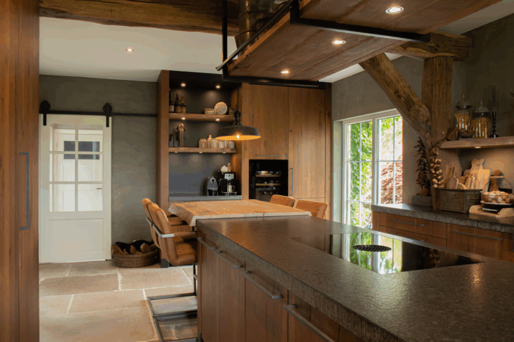 Landelijke keuken van Mennen Keukens + Interieurs met hoge kastenwand en kookeiland, Mereno Sienna front in eiken kleur