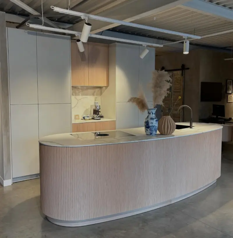 Mereno Milano showroomkeuken met organisch eiland