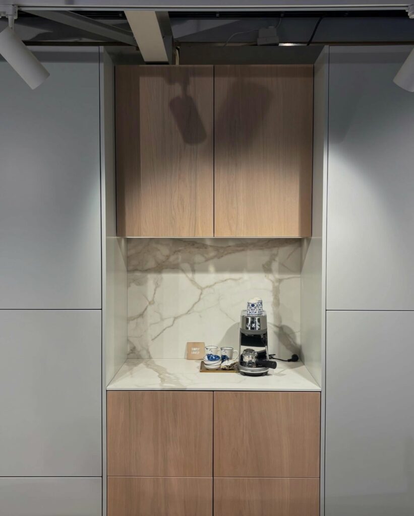 Japandi showroomkeuken van Puur keukens met kastenwand en koffienis, Mereno Milano front in wit en eiken kleur vooraanzicht