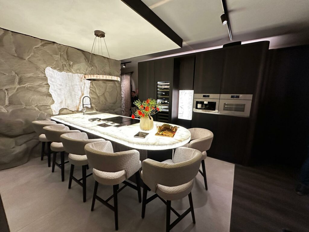 Showroomkeuken Nieuw Leven op beurs met verlichte tafel en luxe wandkasten