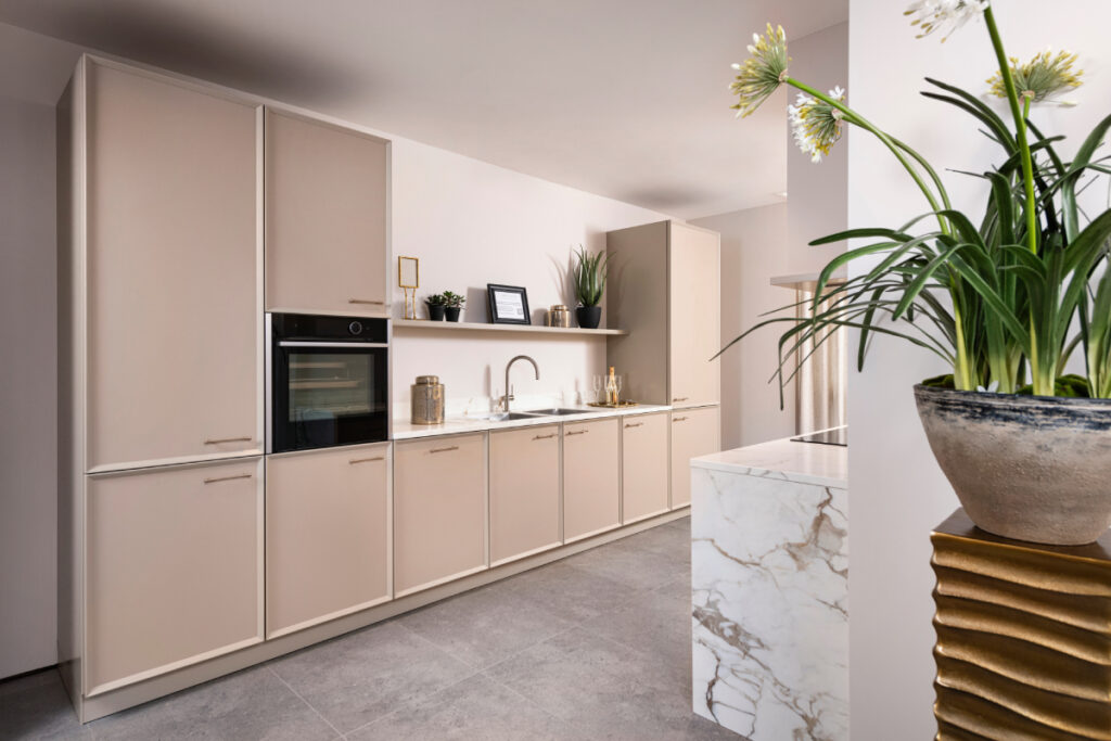 City chique showroomkeuken van Tieleman Keukens met Maison Sucre, Mereno Caprese front in beige kleur