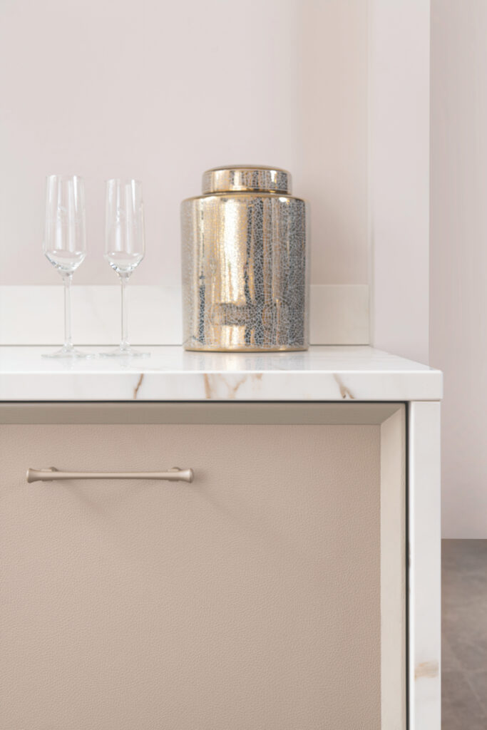 City chique showroomkeuken van Tieleman Keukens met Maison Sucre, Mereno Caprese front detailfoto in beige kleur