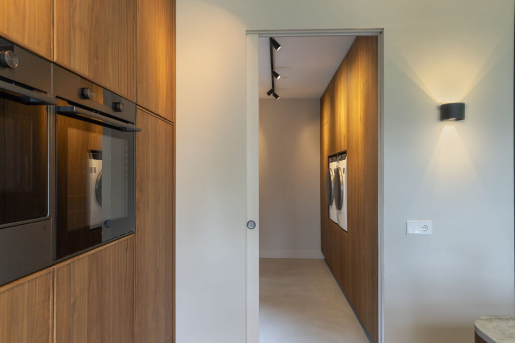 Stijlvolle keuken en bijkeuken van TK Studio met Mereno Altare front in noten kleur