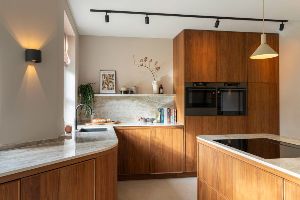 Warme leefkeuken in Mereno Altare notenfineer met Mereno Milano bijkeuken