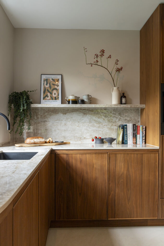 Stijlvolle keuken van TK Studio met Mereno Altare front in noten kleur hoek van keuken met nis