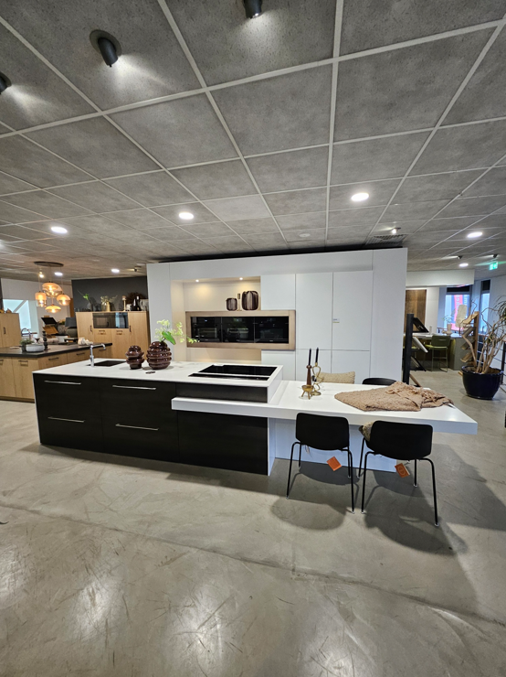 Showroomkeuken Tinnemans met Meren Milano in wit en groot zwart eiland