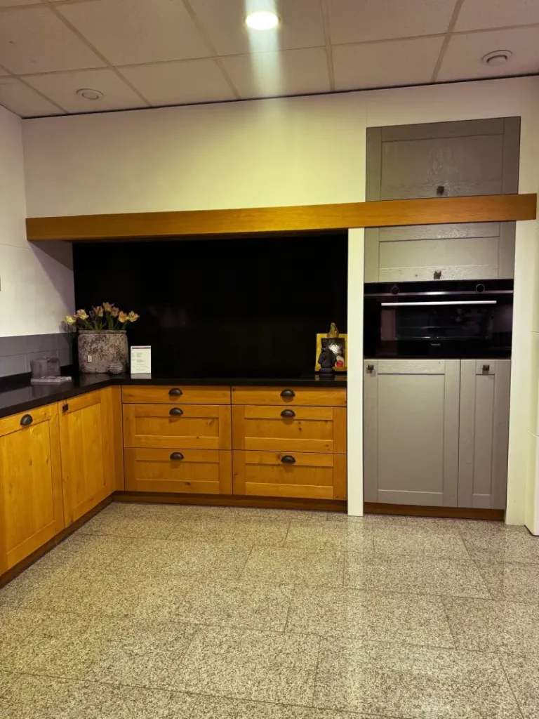 Landelijke Mereno showroomkeuken bij Tinnemans