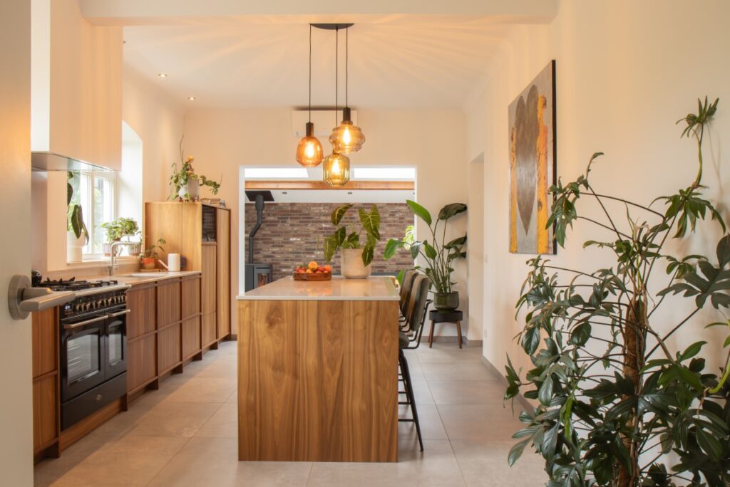 Stijlvolle keuken van Mennen Keukens + Interieurs met groot eiland, Mereno Milano front in notenfineer mismatch kleur