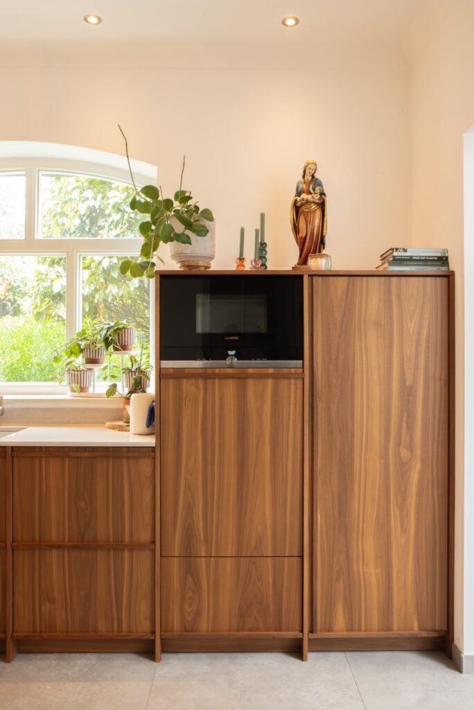 Stijlvolle keuken van Mennen Keukens + Interieurs met lage en hoge kasten, Mereno Milano front in notenfineer mismatch kleur